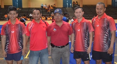 Ketua PTMSI, Bambang Hidayah (mengnakan topi di tengah) saat bersama atlet dan pelatih